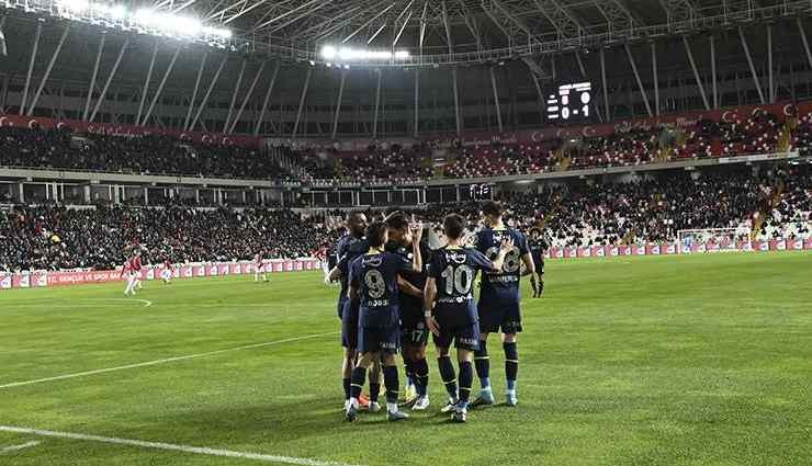 Fenerbahçe, deplasmanda Sivasspor'u 3-1 yendi