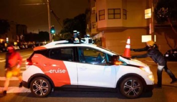 İnternetsiz kalan robot taksiler trafiği birbirine kattı