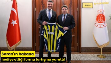 Saran'ın bakana hediye ettiği forma tartışma yarattı!