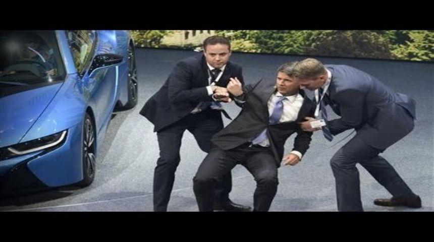 BMW CEO'su sahne bir anda düştü