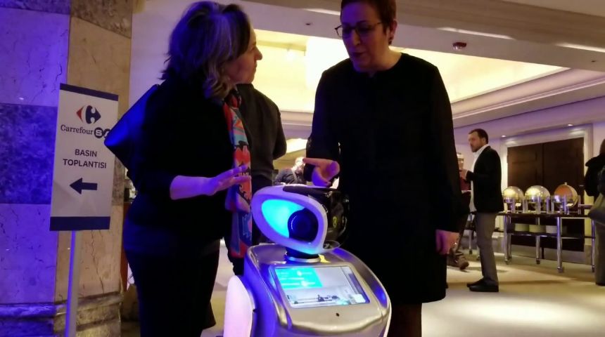 Meliha Okur'u şaşırtan robot