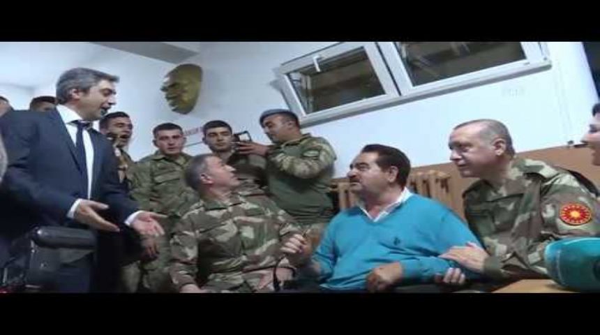 Hulusi Akar arkasında selfie çeken askeri böyle uyardı