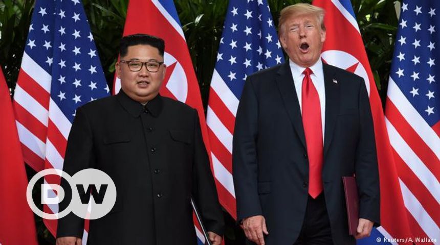 Trump ve Kim'den tarihi el sıkışma 