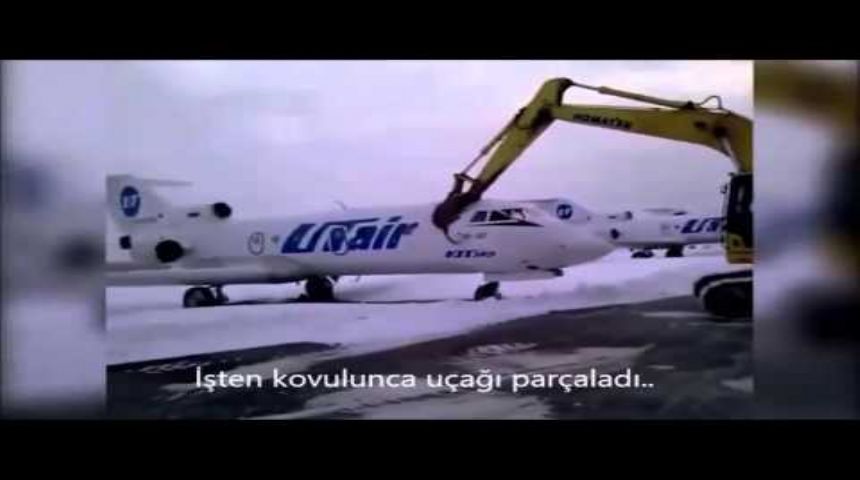 İşten kovulan işçi kepçeyle uçağı parçaladı  