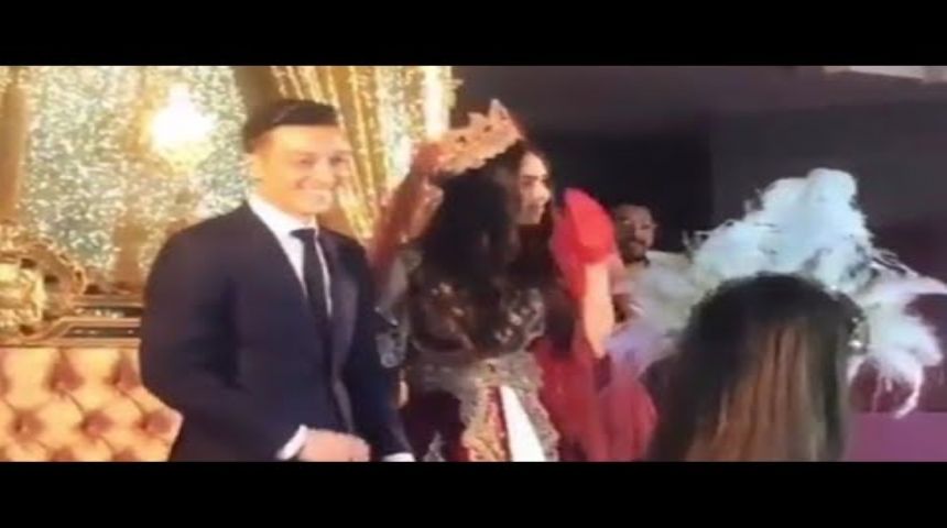 Mesut Özil ve Amine Gülşe çiftinden Ankara'nın bağları performansı